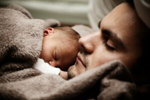 Hombre y bebé durmiendo